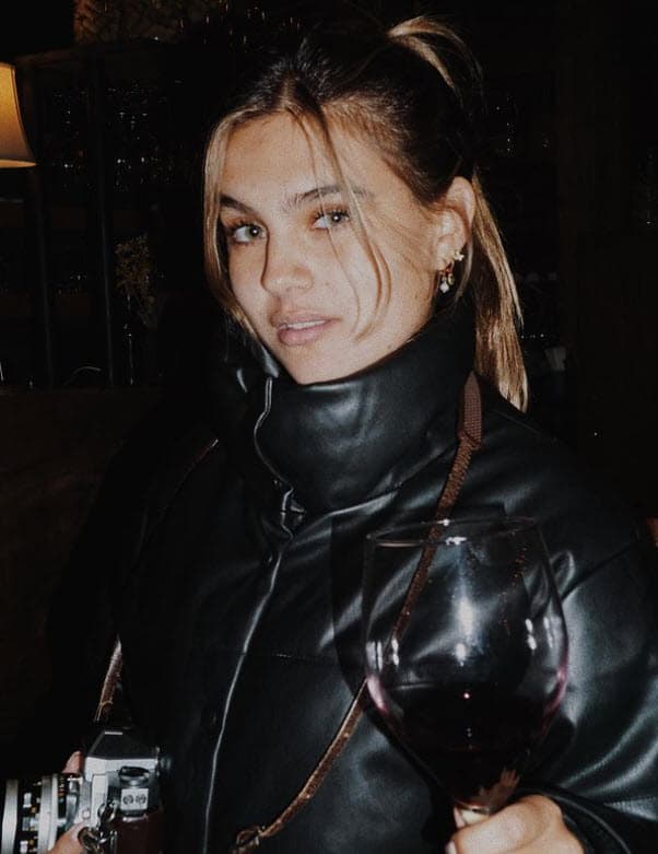 "Por qué les da a las de baja estatura creerse modelos, ¡¿Quién les dijo?!", se lee en el texto.
<br>