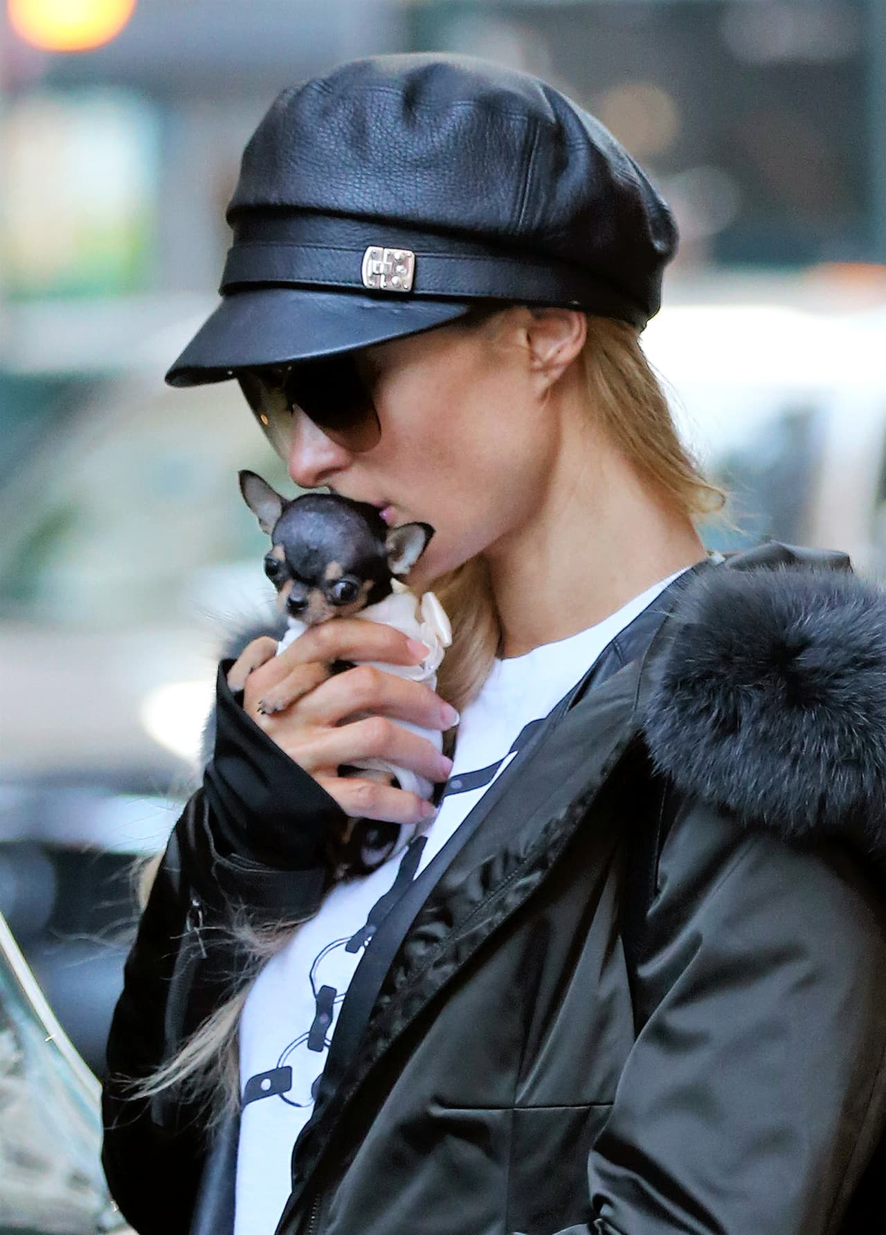 No paraba de darle besitos al cachorrito de tres meses.