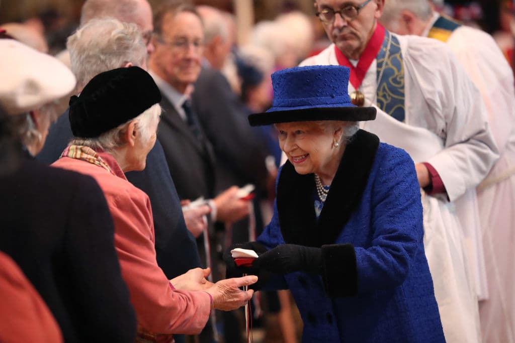 Como pinta la tradición, la monarca inglesa regaló dinero a un grupo de 92 hombres y 92 mujeres de la comunidad local, representando la edad de la reina. Cada uno recibe una bolsita roja y otra blanca.