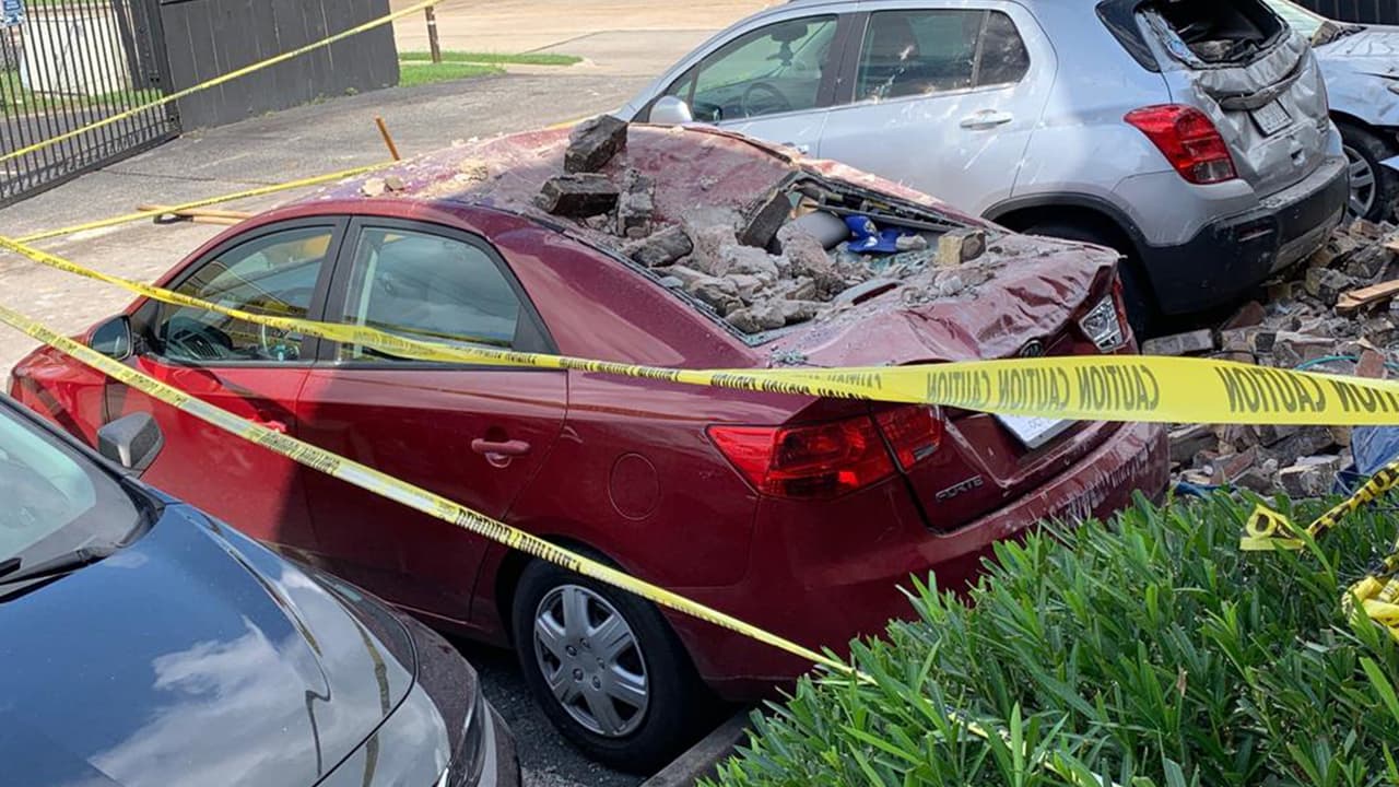 Los ladrillos cayeron sobre varios vehículos causando serios daños que podrían llegar a pérdida total.