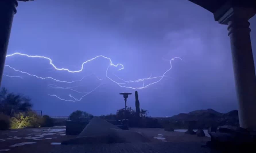 Tormentas monzónicas en Arizona dejan a miles de personas sin energía eléctrica y causan daños 
