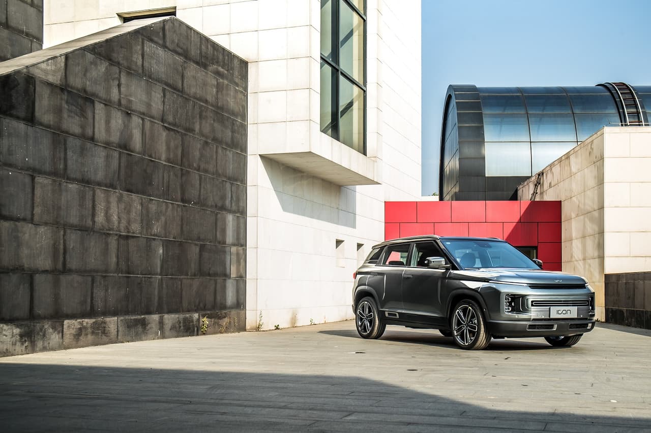 Esto prácticamente elimina todos los puntos ciegos y no solo ayuda a tener una conducción segura en las carreteras, sino que también facilita las maniobras para estacionar el vehículo en espacios reducidos.