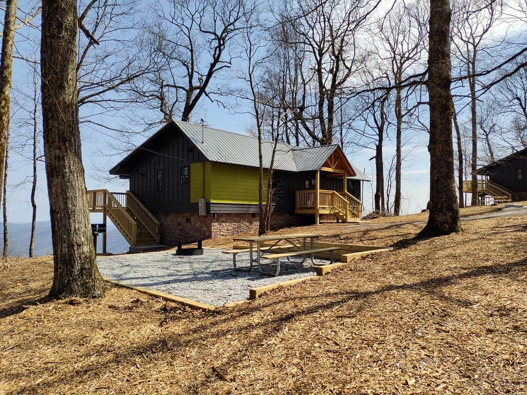 Las cabañas en la cima de la montaña rodean un pequeño parque infantil, mientras que los campamentos están ubicados árboles impresionantes. Los campistas que apuesten por usar sus tiendan apreciarán los sitios que no requieren cita previa y que permiten mayor privacidad.
