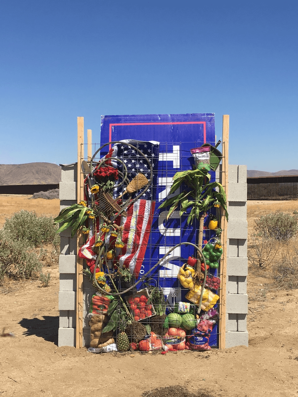 Vista frontal del muro simbólico contra Trump en California