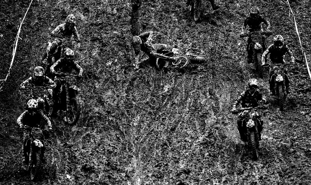 La caída de un competidor y las difíciles condiciones en el ADAC MX Youngster Cup de motociclismo quedan aún más expuestas en una imagen convertida a blanco y negro. Dureza y dramatismo.