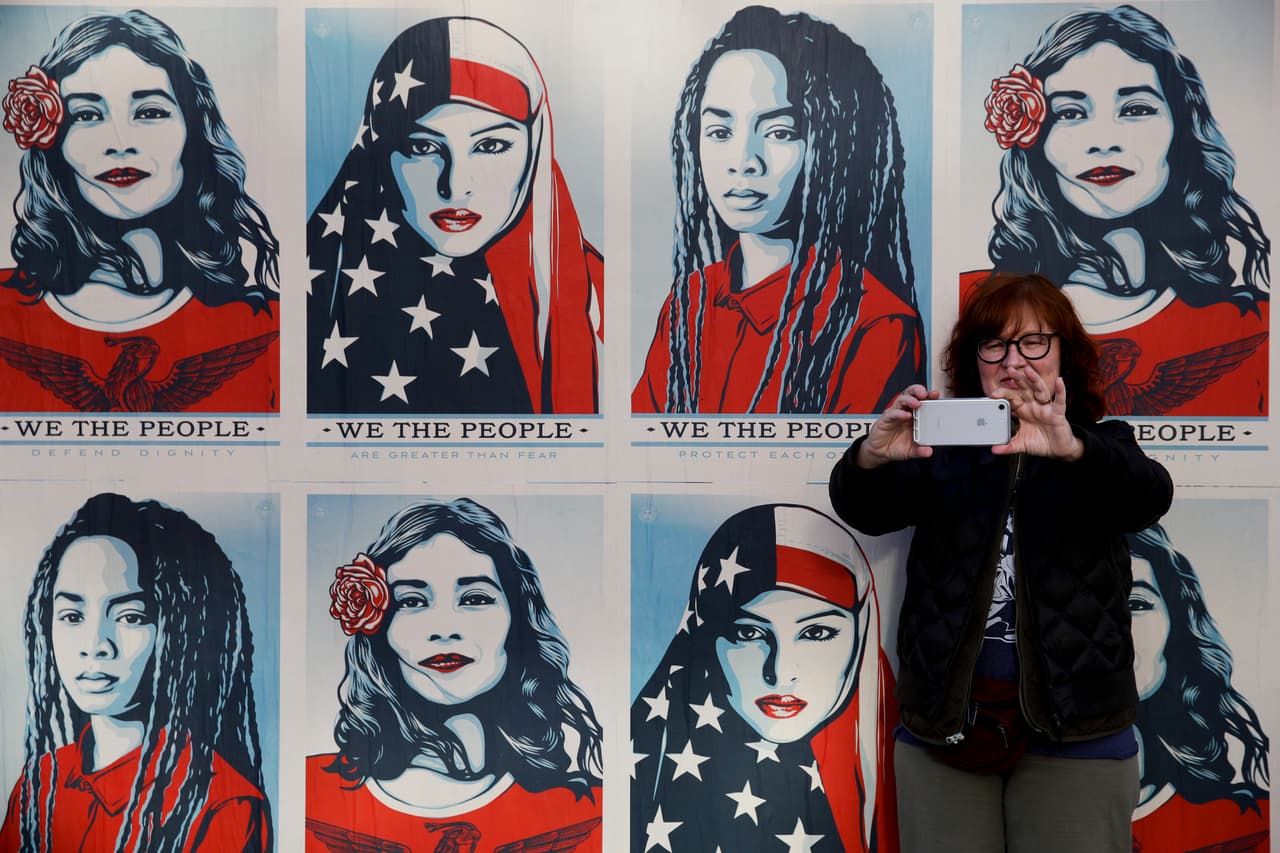 “Todos tenemos derechos y necesitamos ir adelante juntos”, expresó uno de los hombres que se unió a la
<b><a href="https://www.univision.com/los-angeles/kmex/noticias/la-marcha-de-las-mujeres/miles-de-hombres-en-santa-ana-salieron-a-las-calles-para-apoyar-la-marcha-de-las-mujeres-video">Marcha de las Mujeres en Santa Ana.</a></b>