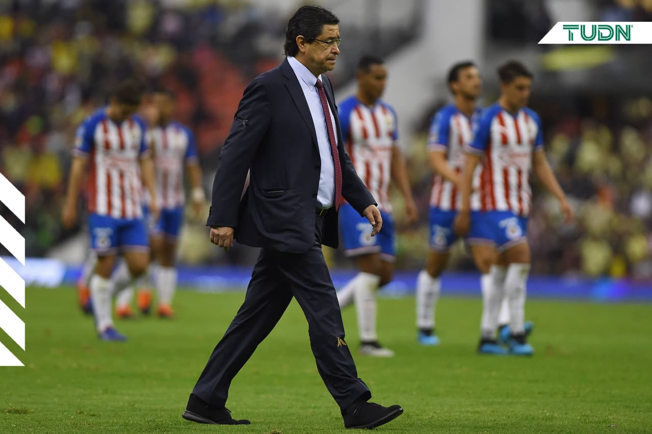 Luis Fernando Tena se estrenó como estratega del Rebaño Sagrado en el Clásico Nacional ante las Águilas del América.