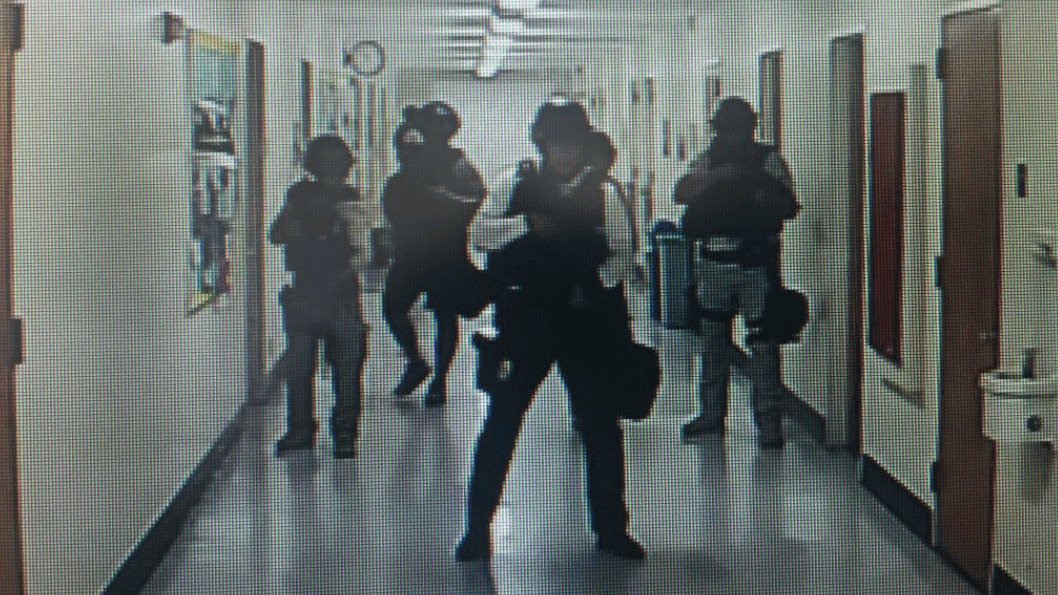 Los alumnos—en su gran mayoría preparándose para el cierre del año escolar—tuvieron que permanecer encerrados por varias horas.