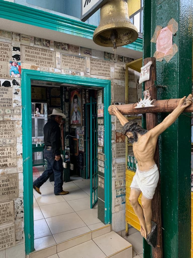 Una representación clara es la presencia de la escultura de Jesús crucificado en una capilla creada a nombre de
<b>Jesús Malverde.</b>