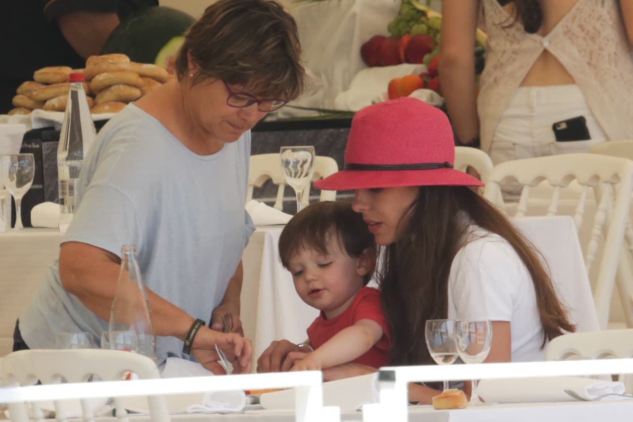 Definitivamente la mamás hacen cualquier cosa para hacer ver a sus hijitos sonreír.