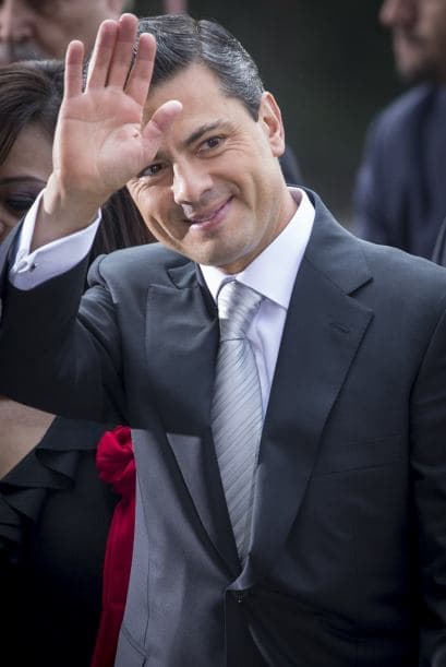 Jesús Reyna, quien fuera gobernador interino de Michoacán y actualmente investigado por presuntos nexos con el narco, regaló a Peña Nieto un jarrón artesanal.