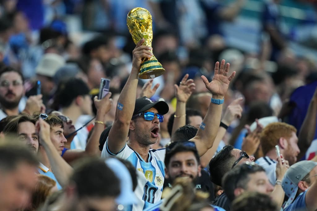 La incansable afición argentina apoyando en las tribunas.