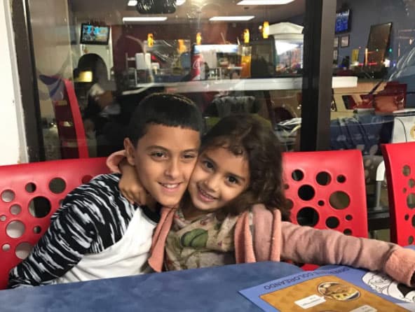 Con dos de sus nenes, pasando un día tranquilo.