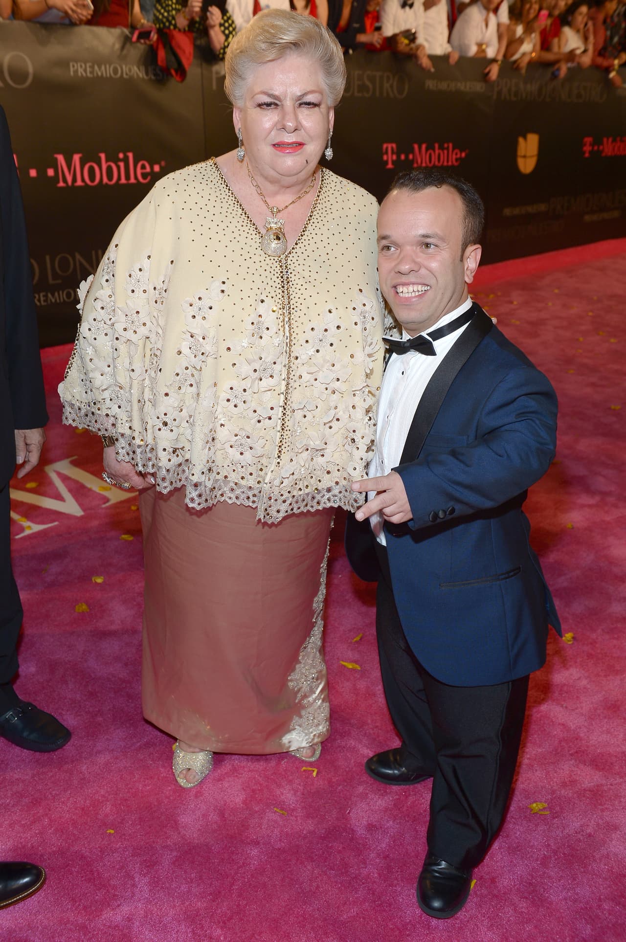 Paquita en su paso por la alfombra magenta.