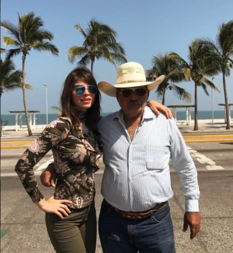 Al terminar el reality show, le ofrecieron actuar a Esmeralda y su padre don Antero se molestó y la abandonó a su suerte en la Ciudad de México: "Yo no la traje para que ahora salga en televisión besándose con hombres, ella canta y punto, si acepta, se olvidará de que tiene padre".