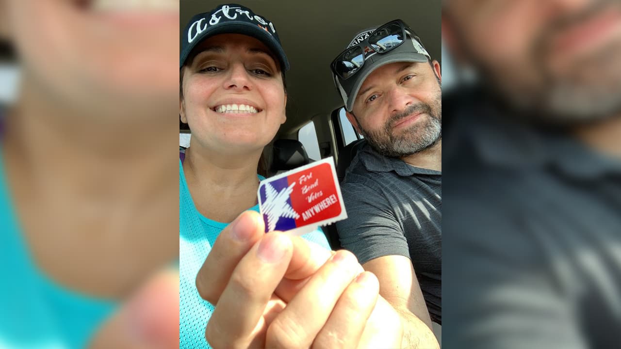 "Mi voto además de ser mi deber, refleja la esperanza que tengo en el futuro de este grandioso país": 
<b><a href="https://www.univision.com/temas/leslie-enriquez">Leslie Enríquez</a></b>, productora de Noticias 45.