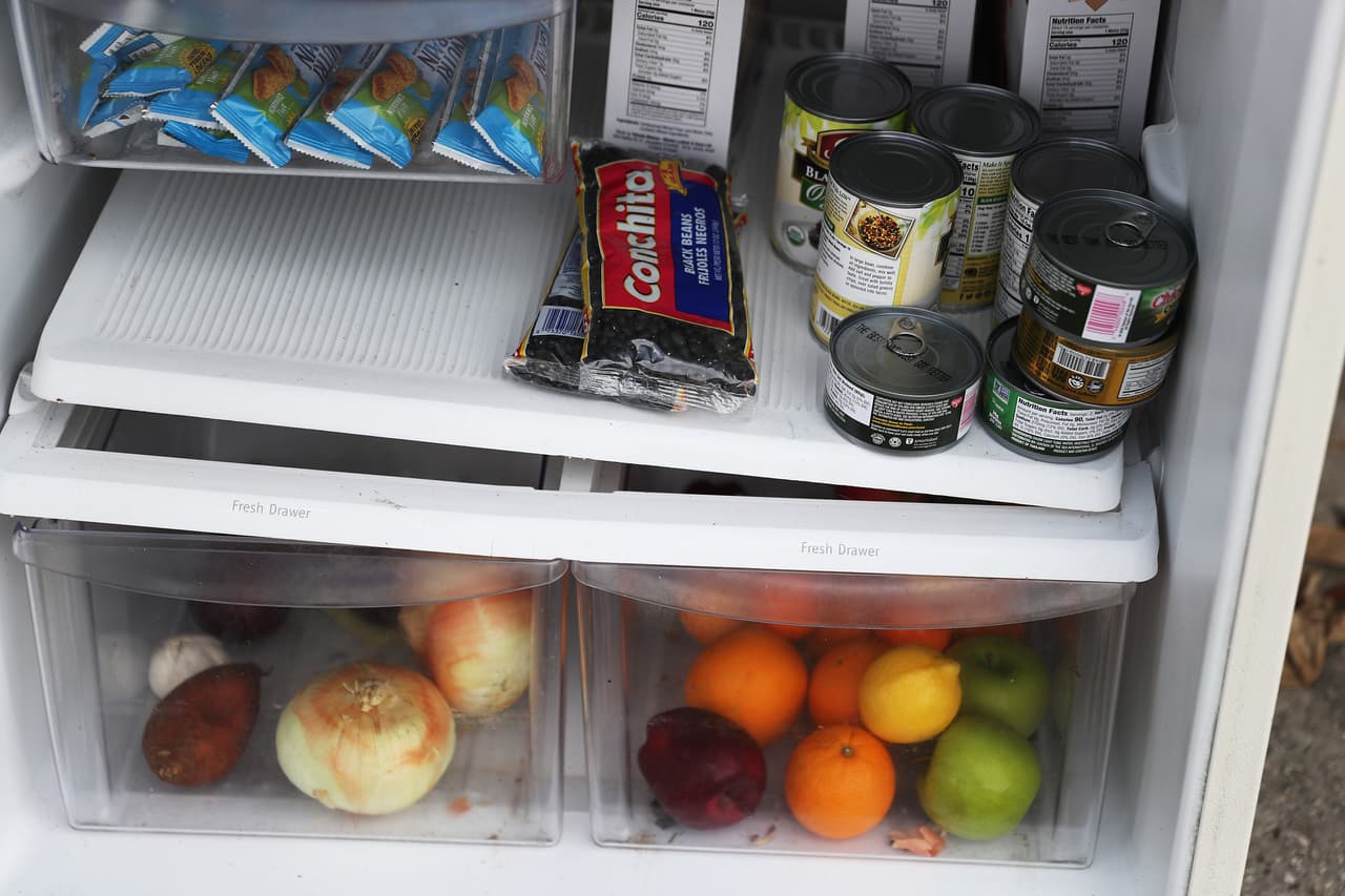 Generalmente están llenos con artículos como Gatorade, agua, frutas, vegetales y sándwiches. 
<br>