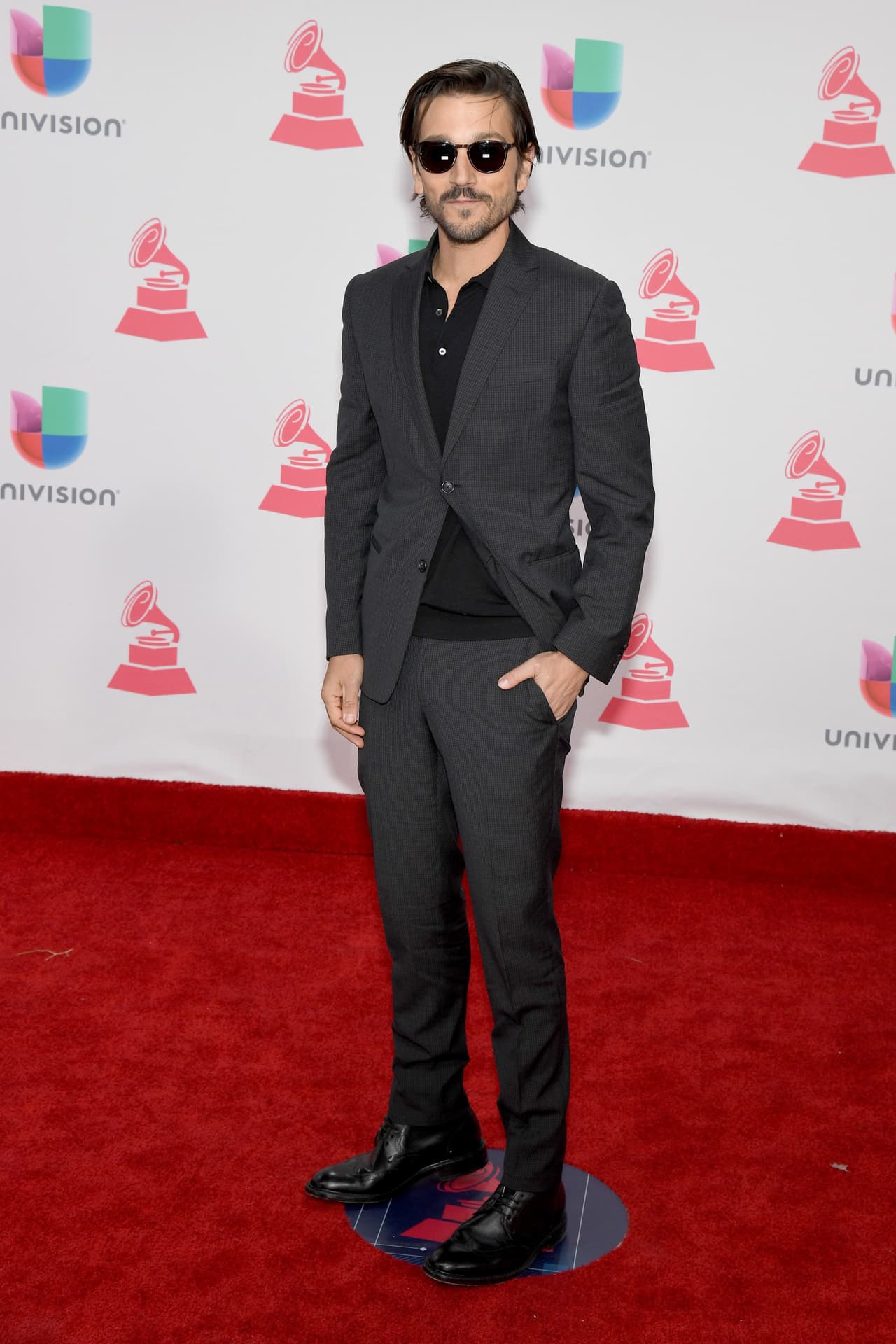 Diego Luna lució muy casual chic con este traje de color negro y gris, sin corbata y lentes de sol.