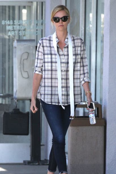 Charlize Theron es un rostro muy bello, sin embargo lucir tan desenfadada la coloca esta semana entre las peores. Sobre todo por las sandalias, ella le puede echar más ganas. De hecho en Cannes brilló como nunca.