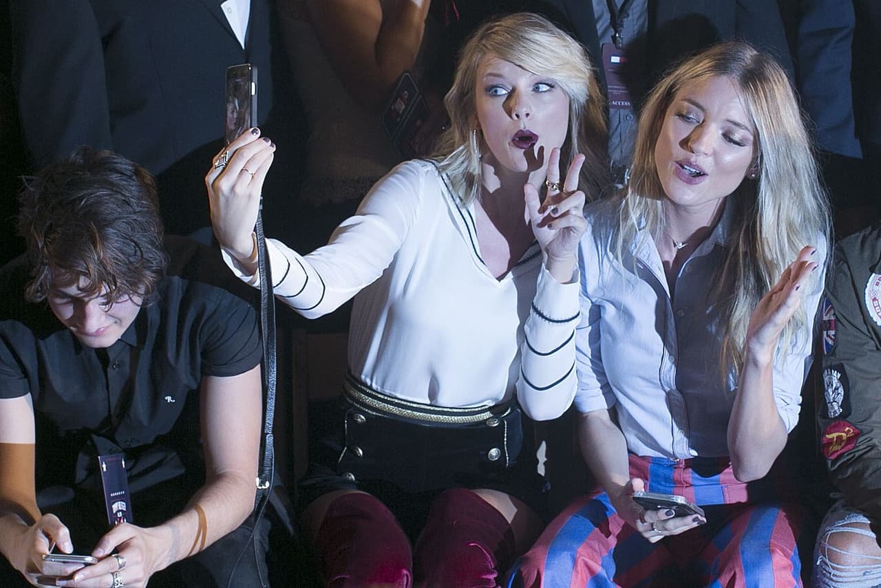 “Esto probablemente me meta en problemas, pero no veo a nadie en ningún tipo de ‘squad’ con un cuerpo que sea normal”, dijo Demi refiriéndose al grupo de amigas de Taylor.