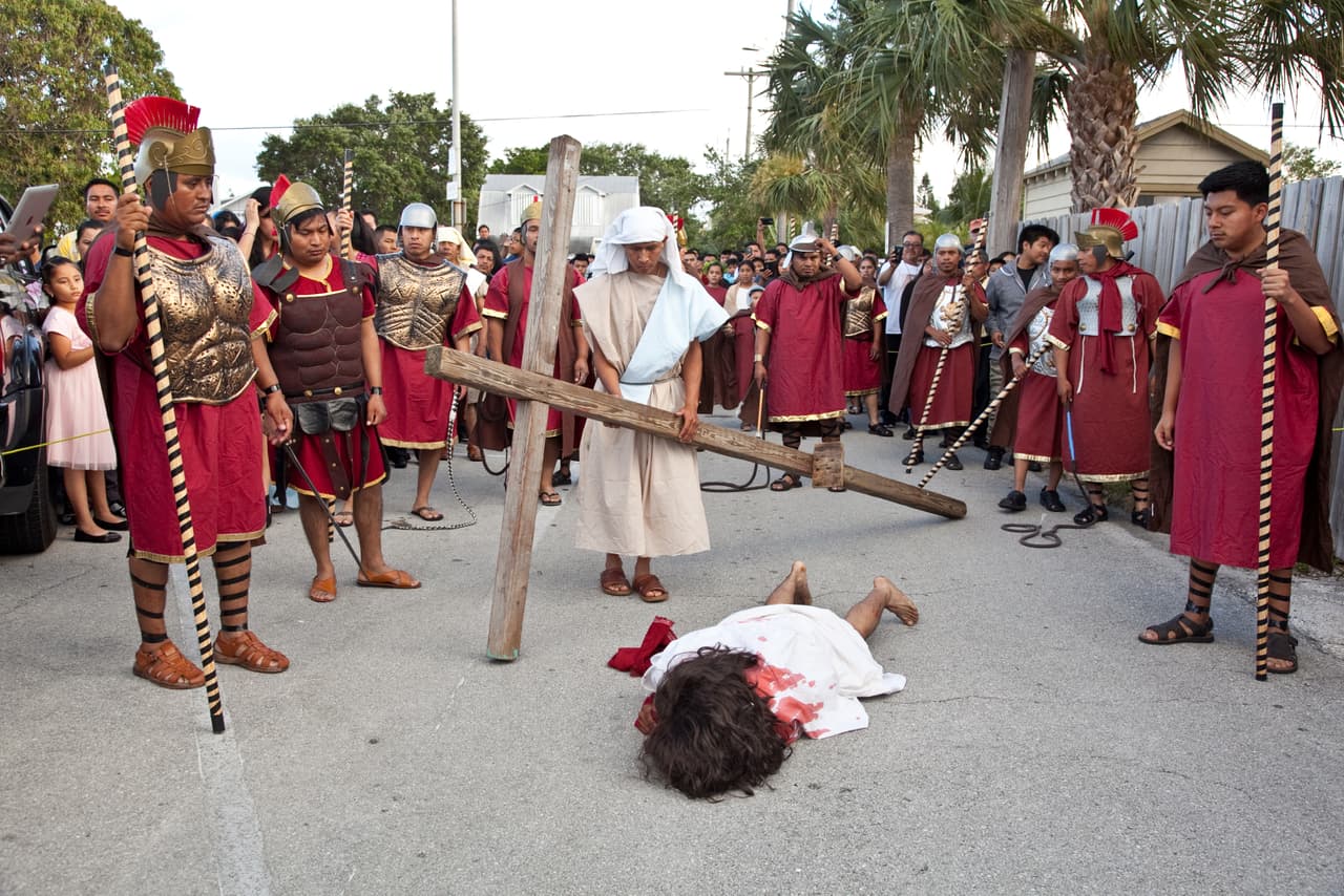 Para los centroamericanos que viven en Lake Worth participar en el Viacrucis es una manera de seguir unidos a su país de origen.