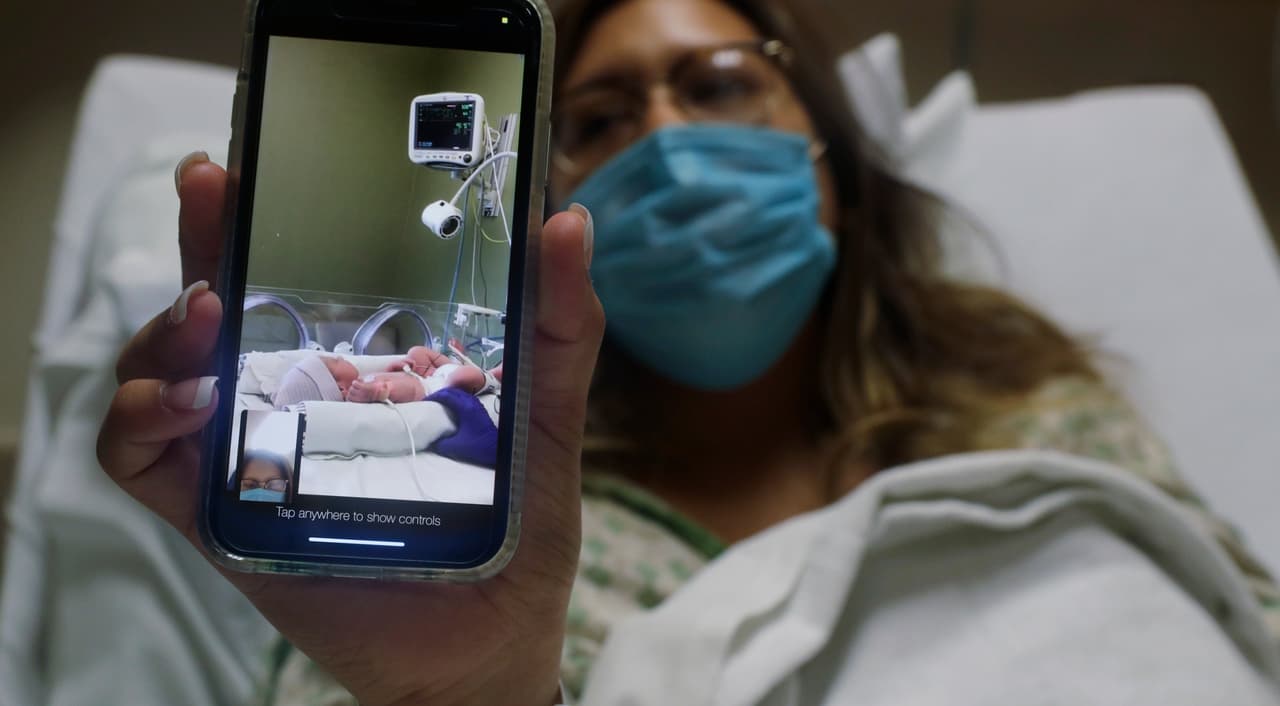 Clarissa Muñoz, que está infectada de covid-19, comparte una foto de su bebé en el hospital DHR Health, el miércoles 29 de julio de 2020 en McAllen, Texas. Muñoz fue separada de su hijo tras dar a luz.