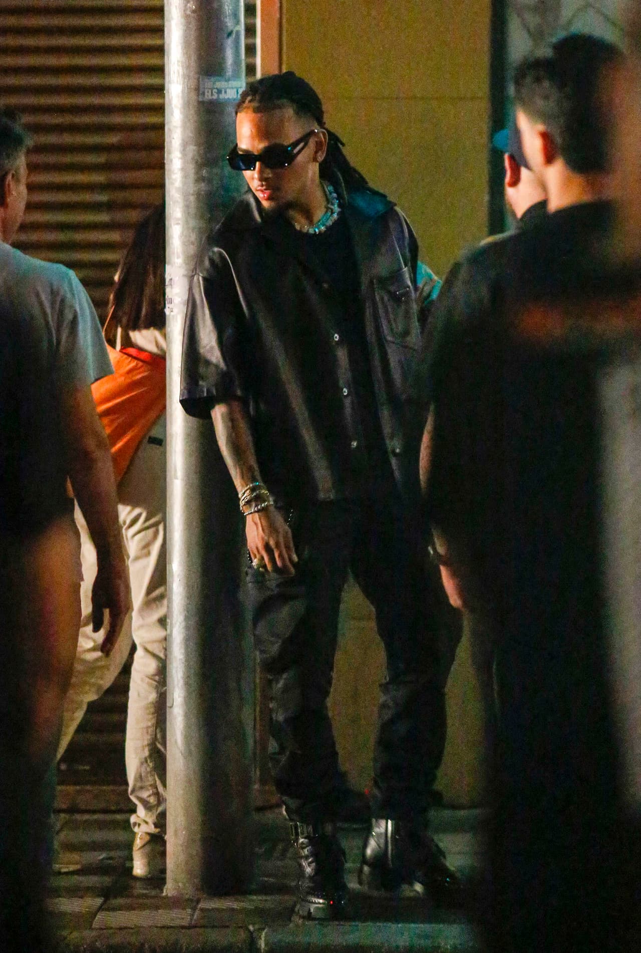 Entre tanto, Ozuna acudió a la grabación del videoclip utilizando un outfit completamente negro y lentes para el sol. 
<br>