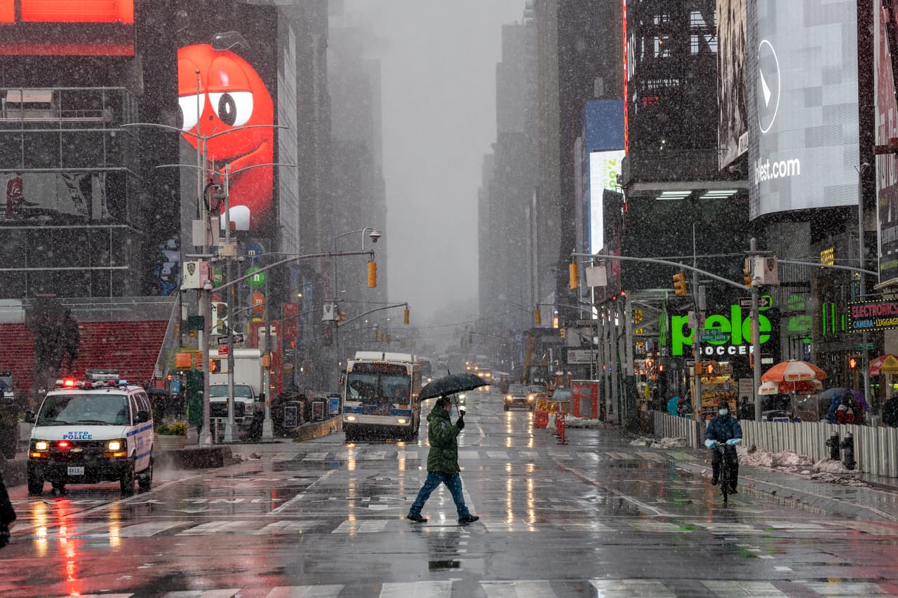 Los meteorólogos aún no han calculado hasta cuándo durará el frío producto de la tormenta, de ahí dependerá los estragos que pueda causar. En la imagen, una persona cruza Times Square este domingo 7 de febrero.
