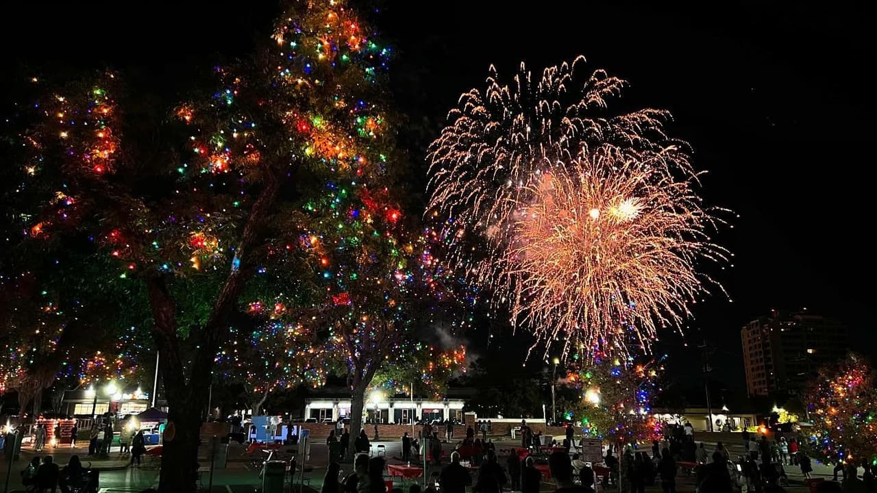 <h3 class="cms-H3-H3">Light the way Holiday Festival</h3>
<br>
<br>
<b>Dónde:</b> University of Incarnate Word
<br>
<b>Horario:</b> Del 23 de noviembre al 6 de enero
<br>Ven a tomarte una foto con Santa, decora tus galletas y súbete al trenecito.