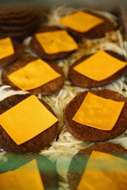 Eludir los agregados extras como las salsas, la mayonesa o el queso del sandwich, pueden ayudar a mejorar el balance de calorías adicionales, así como de grasa y sodio.