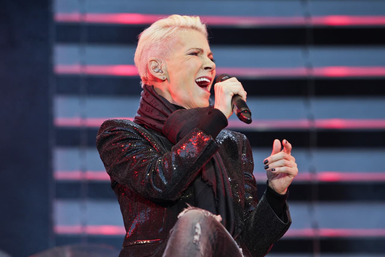 "
<b>He perdido muchos años </b>a causa de la enfermedad. Y también es una pena envejecer. Pero todos los días creo que estoy agradecida de estar sentada aquí. Y que todavía puedo cantar".
<br>