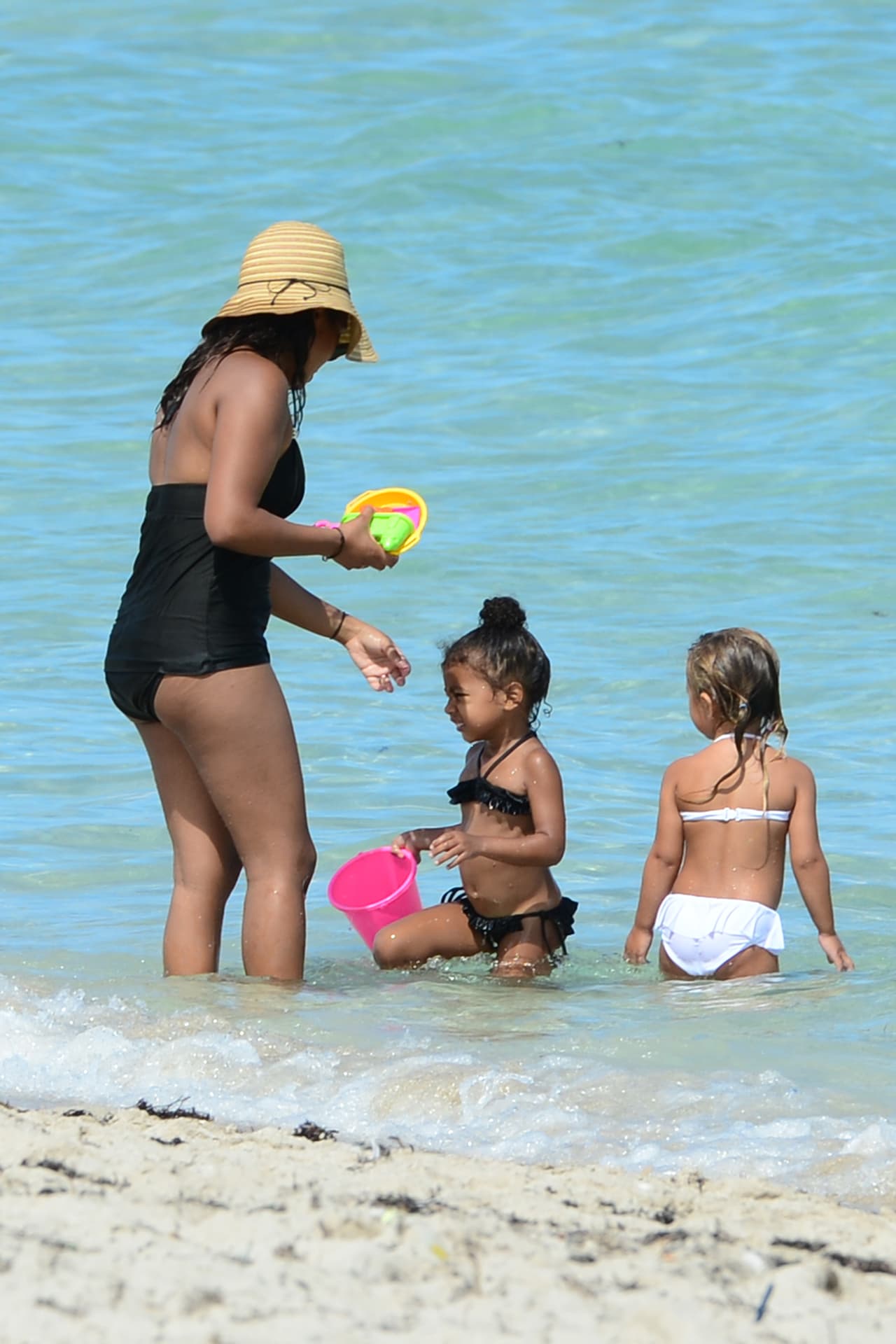 Con otra de sus nanas y su primita Penélope.