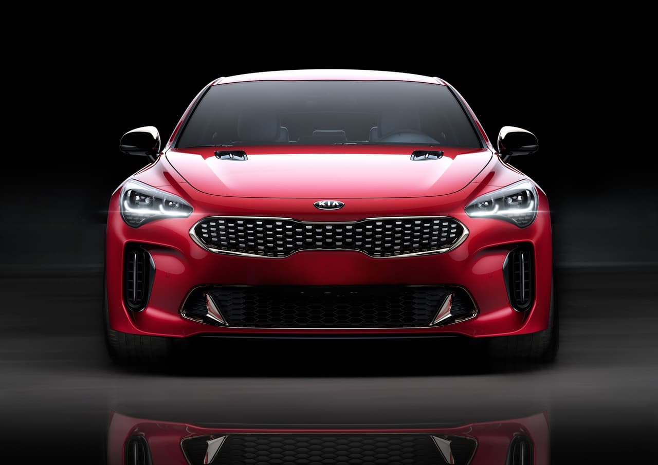 El frente del Kia Stinger 2018 muestra una enorme parrilla en forma de panal de abejas, y amplias tomas de aire a los costados y en la parte inferior de la trompa.