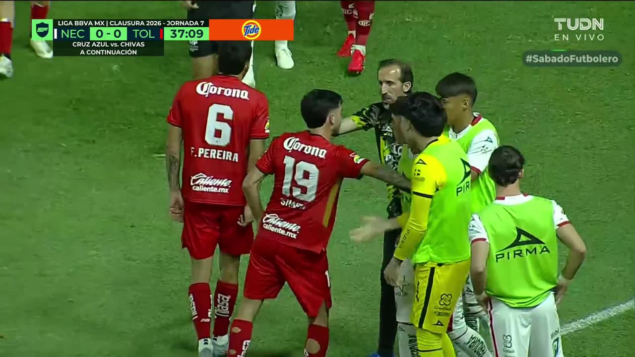 ¡Se pudrió todo! ¡El partido está caliente y el árbitro ya tuvo que expulsar a un médico del Necaxa!
