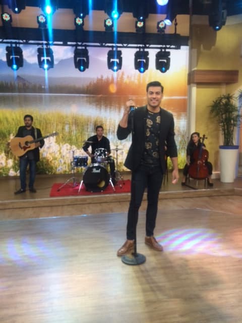 Carlos Rivera listo para deleitarnos con su bella voz.