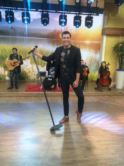 Este lado sexy de Carlos rivera es encantador.