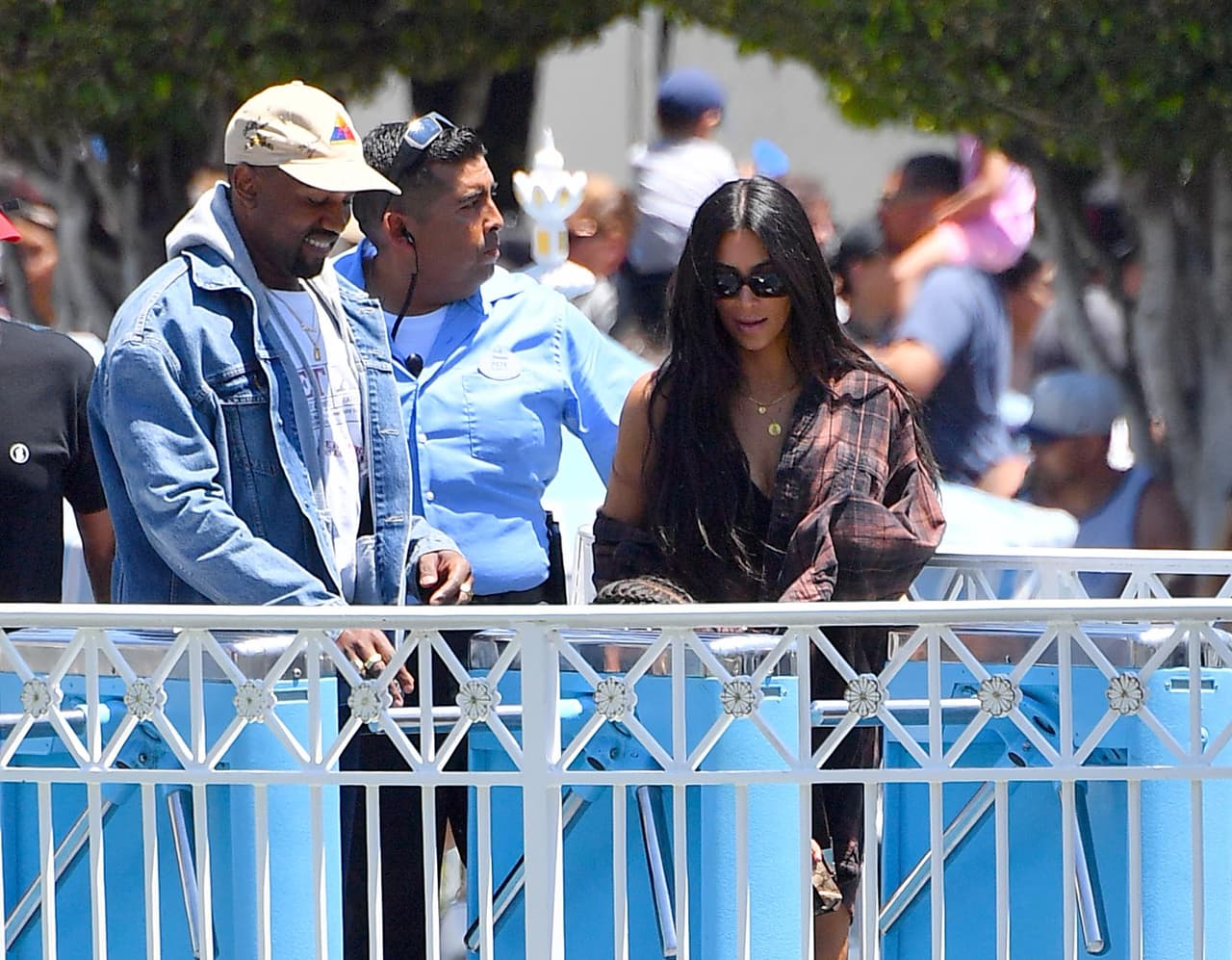 Y aquí con uno de sus escoltas.