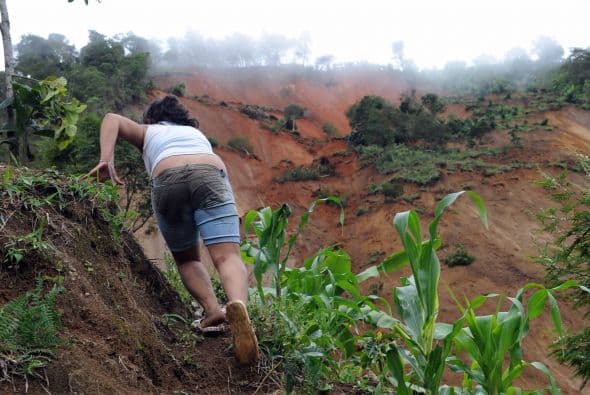 El derrumbe, provocado por las fuertes lluvias caídas en la zona, se produjo este lunes cerca del municipio de Giraldo, en Antioquia (noroeste), en la vía que comunica la capital del departamento, Medellín, con el mar Caribe.