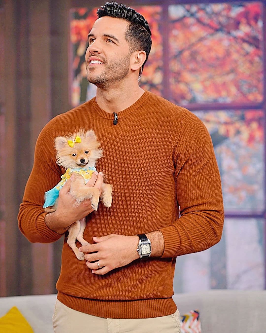 A Yisus le encanta posar ante las cámaras de Despierta América junto a Bombom.