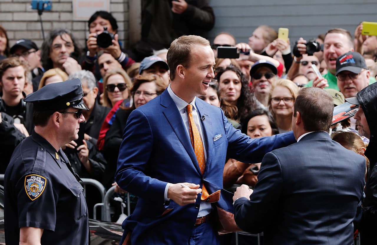 El futbolista saludando a muchos