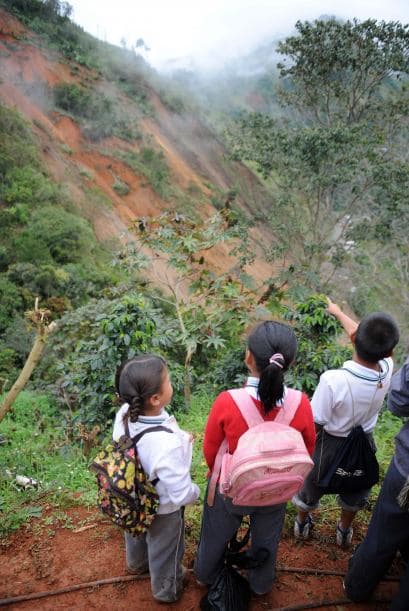 En las labores de rescate, que comenzaron ayer mismo y se reanudaron hoy tras la pausa nocturna, participan unas 40 personas de Defensa Civil, Bomberos, Cruz Roja, Policía y Ejército.