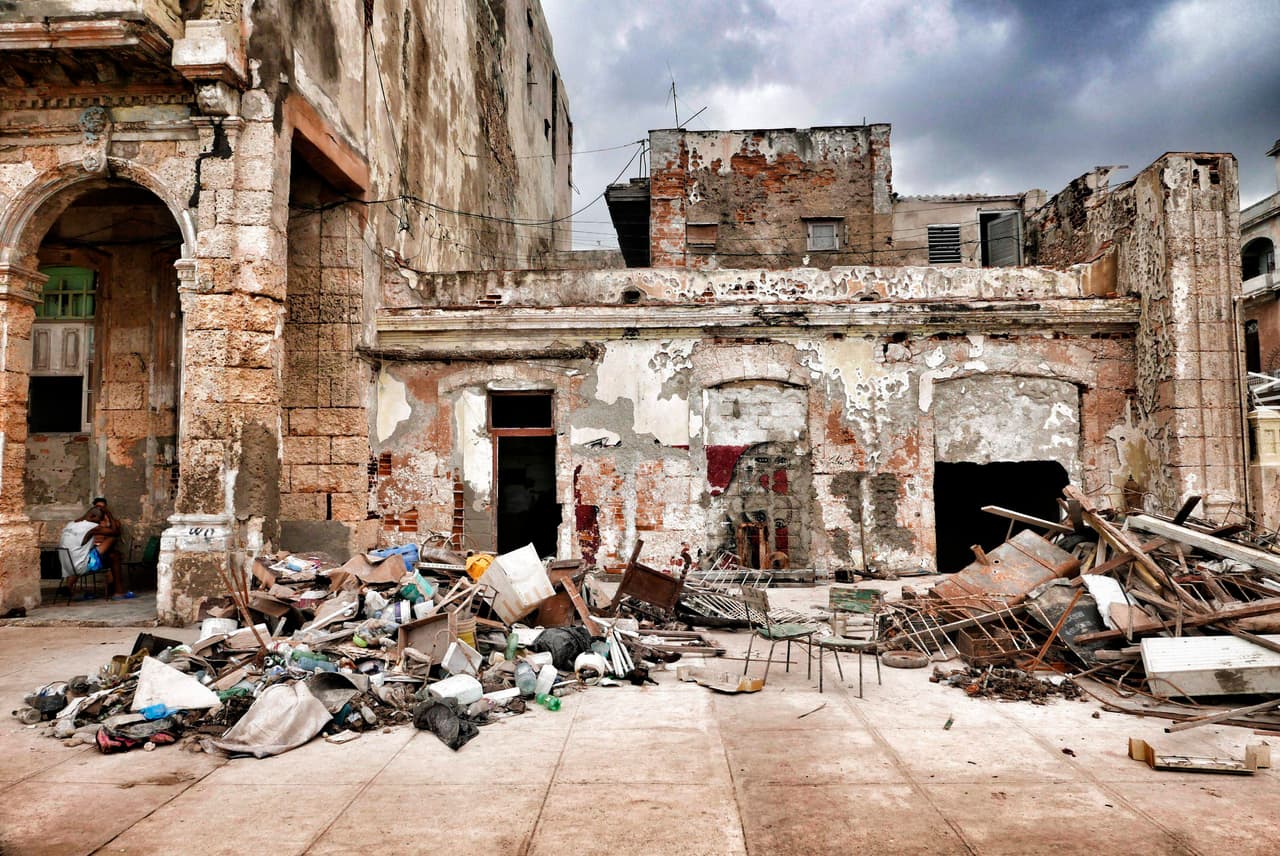 Una casa frente al Malecón, llena de basura y escombros. Los medios estatales cubanos reportaron 10 muertes a pesar de los típicos preparativos para desastres que el país suele desplegar y de los que se enorgullece. Más de un millón de personas fueron evacuadas de zonas propensas a inundaciones. 
<br>