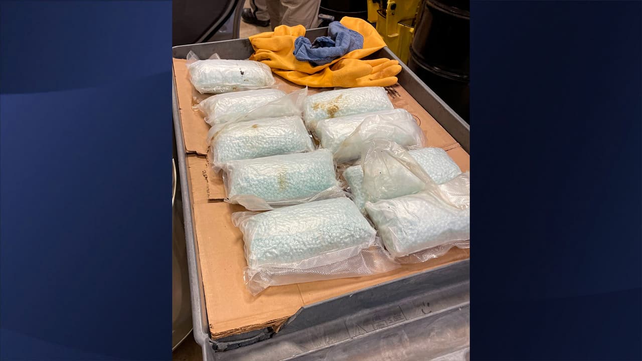 Una investigación adicional reveló que las drogas estaban siendo transportadas desde el sur de Arizona a Phoenix. El valor estimado en la calle de las drogas incautadas es de 
<b>aproximadamente $1,285,000.</b>