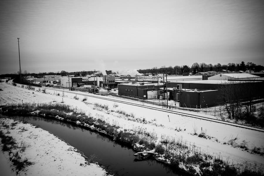 Hacia el final de la tarde, el hedor de la fábrica de pollos de Case Farms en Canton, Ohio, se cierne como una niebla acre sobre Nimishillen Creek y flota sobre una carretera flanqueada por tiendas baratas y talleres de repuestos de autos.