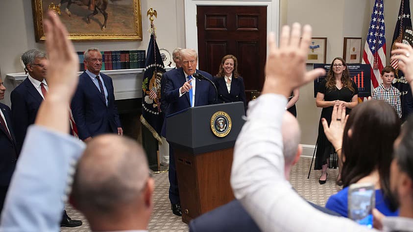 En un minuto: Médicos critican la vinculación de Trump del autismo con el uso de acetaminofén