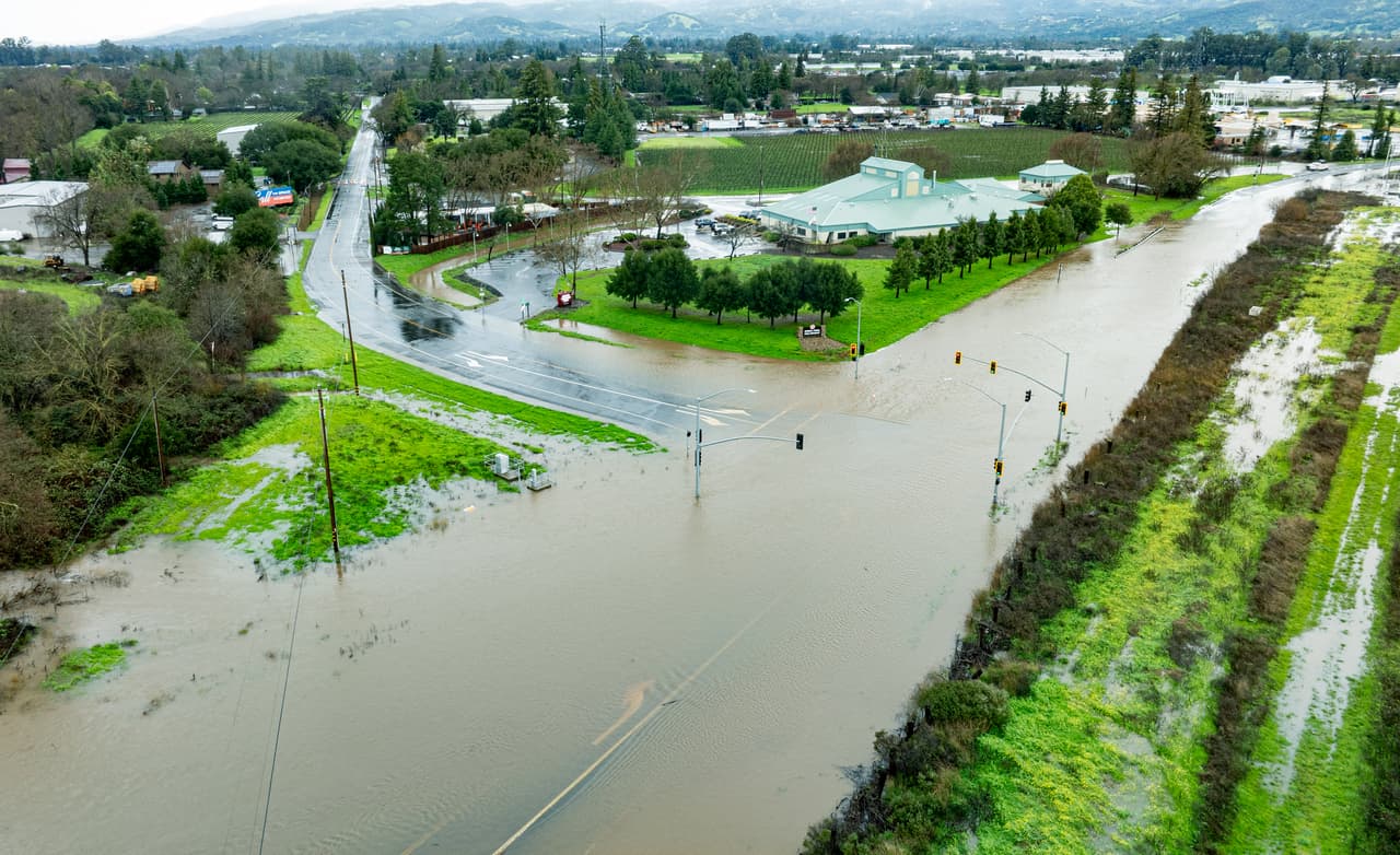 En esta fotografía aérea, se observa una carretera cerrada e inundada en Sonoma, California, el 4 de febrero de 2024.