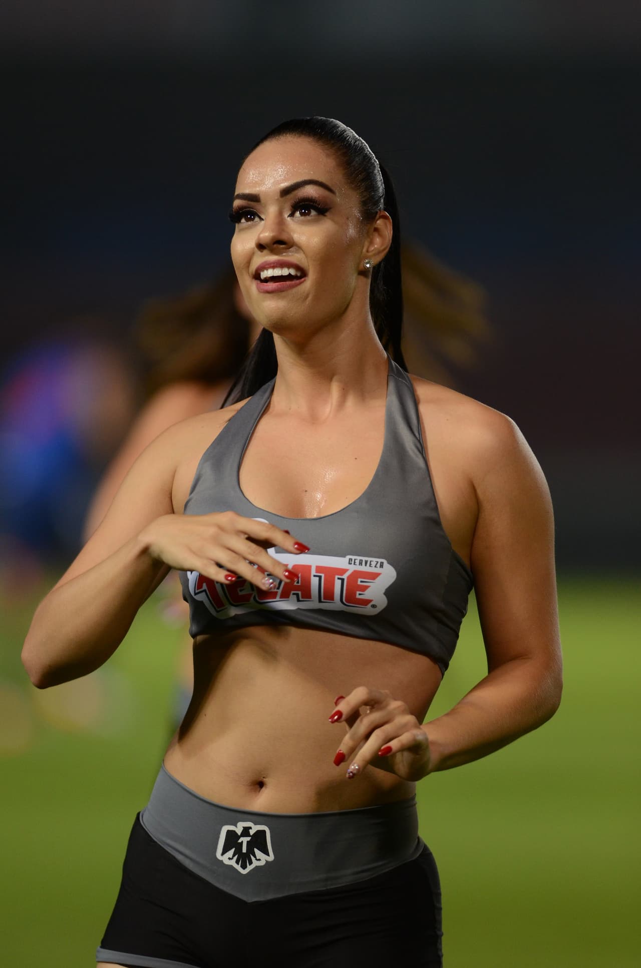 El duelo entre Tiburones y Gallos se vio engalanado por la hermosura de sus mujeres que levantaron suspiros en el Luis 'Pirata' Fuente.