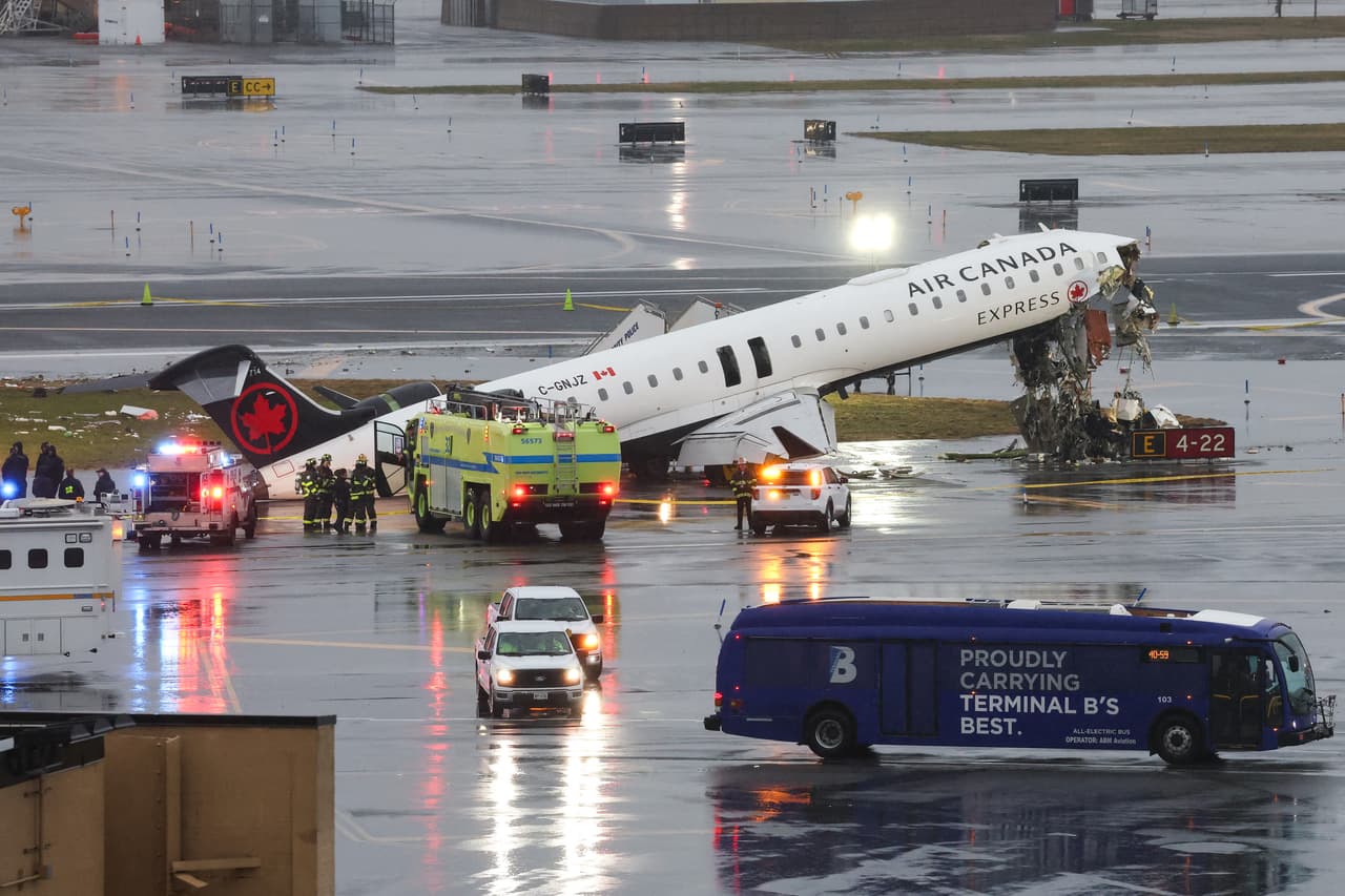 Antes del aterrizaje del avión de Air Canada, las autoridades en el aeropuerto LaGuardia ofrecían auxilio a otro avión, que reportaba olores extraños. Hacia esa otra nave se dirigía el vehículo de rescate y extinción de incendios de la Autoridad Portuaria cuando ocurrió el accidente con el avión que llegaba de Montreal.