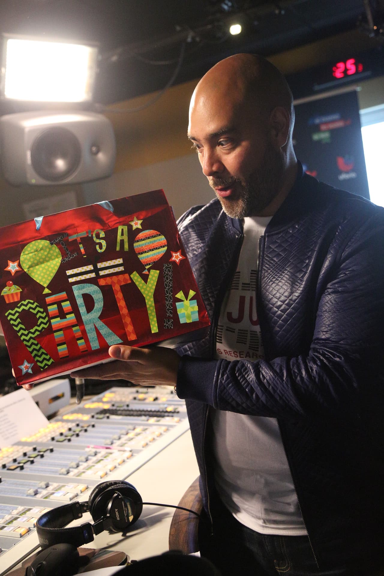 <a href="https://www.facebook.com/RaulElPelon/">Raúl Molinar 'El Pelón'</a> también recibio muchos regalos por parte de sus oyentes y compañeros de 
<a href="https://www.facebook.com/buenomalafeo/?fref=ts">'El Bueno, La Mala y El Feo'.</a>