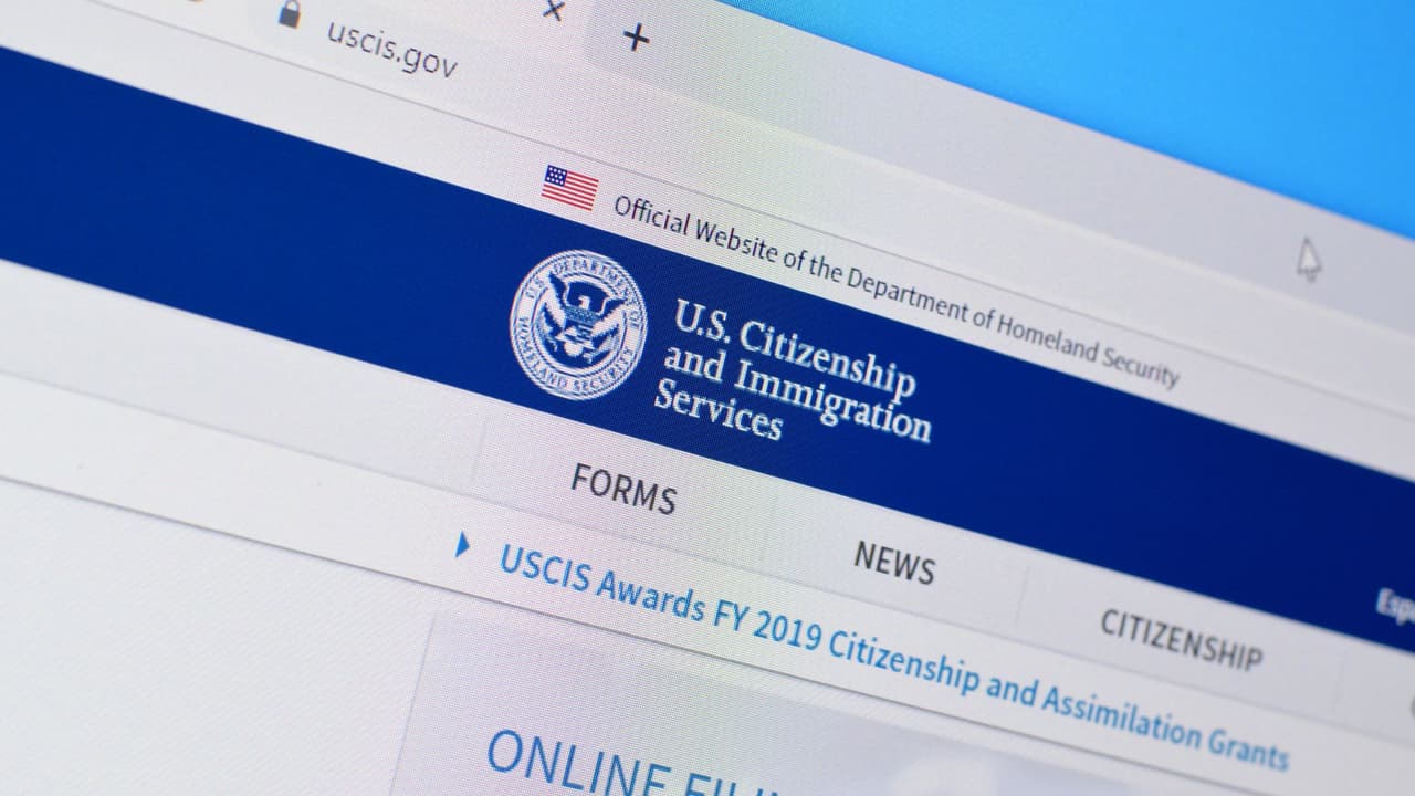 <h3 class="cms-H3-H3">Cómo se obtiene una H-1B en condiciones normales</h3> El proceso comienza cuando 
<b>la empresa confirma que el puesto califica como “specialty occupation” y que el candidato cumple los requisitos</b>. Después, el empleador presenta una Labor Condition Application (LCA) ante el Departamento de Trabajo. En ese documento
<b> se compromete a pagar el salario y a respetar las condiciones laborales establecidas.</b> Con la LCA aprobada, la empresa envía a USCIS la petición I-129, que incluye 
<b>la descripción del puesto, las credenciales del trabajador y toda la evidencia requerida.</b> Aquí es donde, con la nueva proclamación, 
<b>entraría el pago adicional de $100,000 en el caso de peticiones nuevas.</b> Si USCIS aprueba la petición, el paso siguiente depende de dónde esté la persona. Si está fuera de Estados Unidos, debe solicitar la visa en la embajada o consulado. Si ya está dentro del país con un estatus válido, puede pedir un cambio de estatus sin salir. La H-1B regular, además, 
<b>está sujeta a un límite anual de cupos, lo que se conoce como CAP.</b> Existen casos exentos de este límite, como las universidades y los centros de investigación sin fines de lucro. Falta por aclarar 
<b>si esos empleadores quedarán también obligados a pagar el nuevo monto.</b>